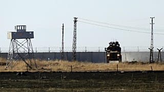 خودرو نظامیان ترکیه در نزدیکی یک دست دیده‌بانی در استان ادلب