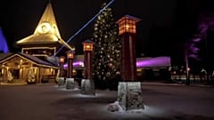Weihnachtsmann und Elfen lesen eine halbe Million Briefe