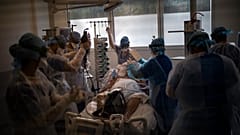 Un paziente Covid di 60 anni in un reparto di terapia intensiva di un ospedale di Marsiglia nel novembre 2020