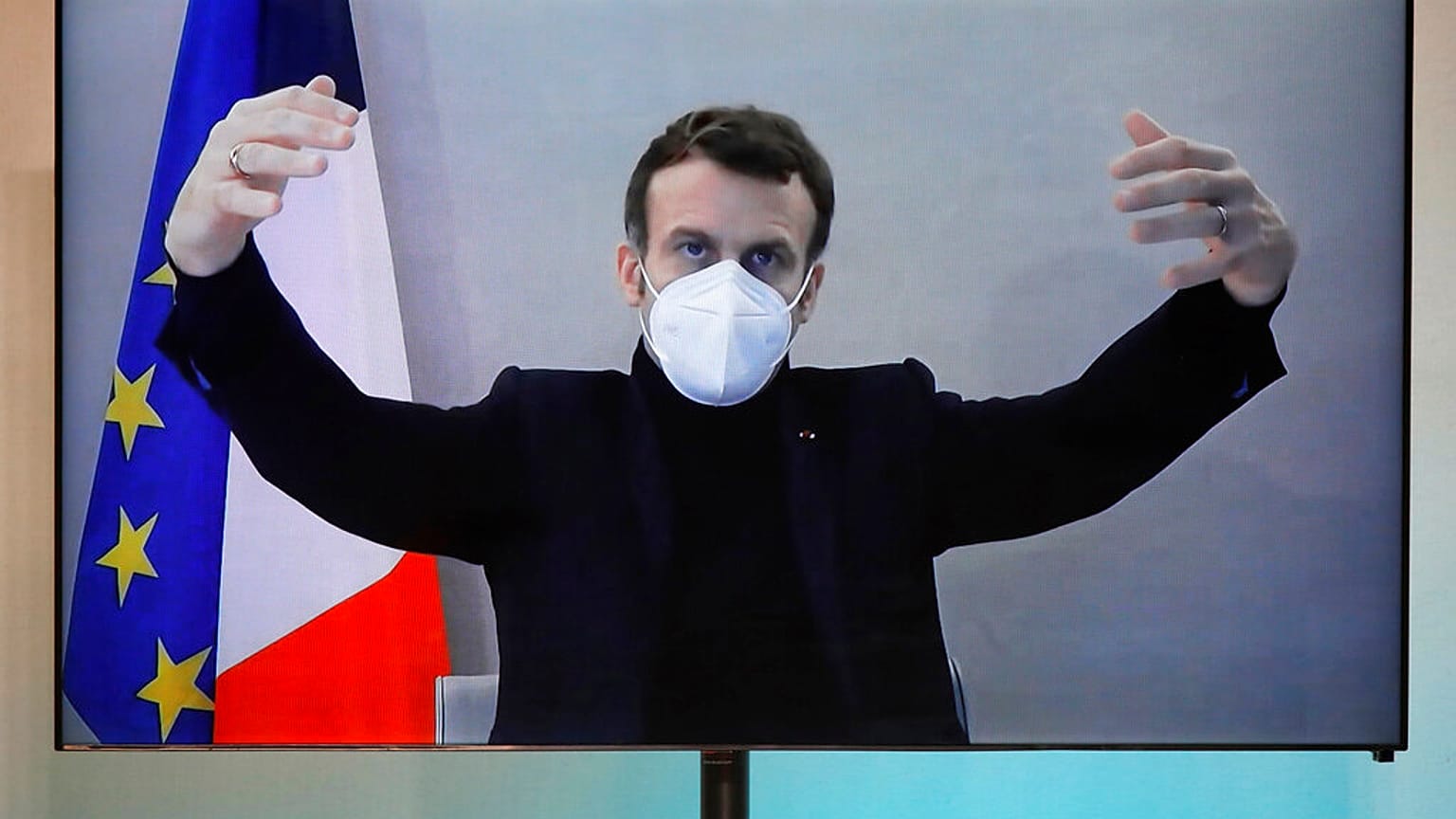 Macron continua a trabalhar e apela à vigilância contra a Covid-19