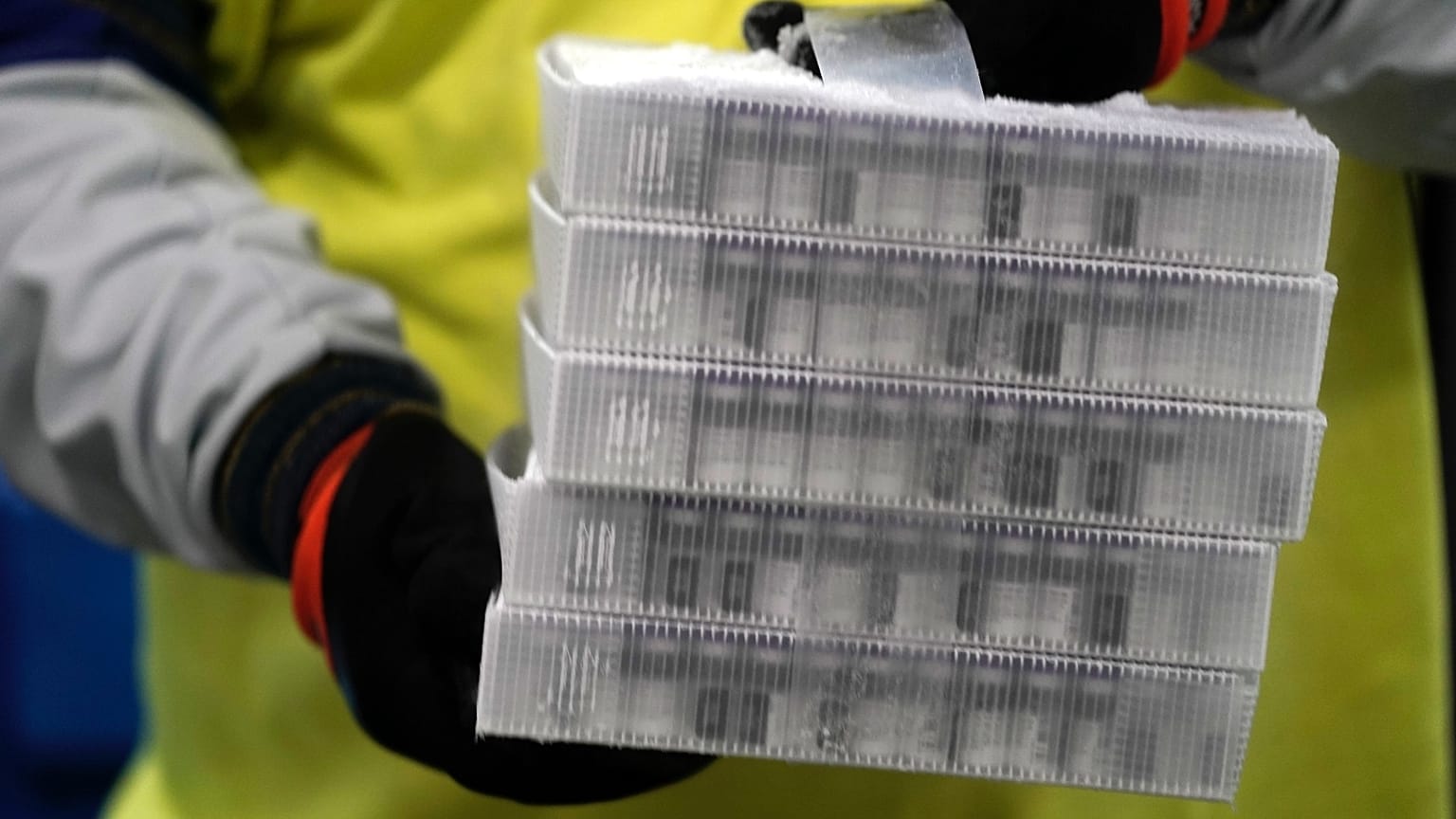 A Pfizer szállításra előkészített covid-vakcinája