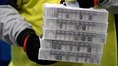 A Pfizer szállításra előkészített covid-vakcinája