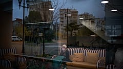 Una anciana está sentada en la sala de espera de un centro de mayores en Barcelona