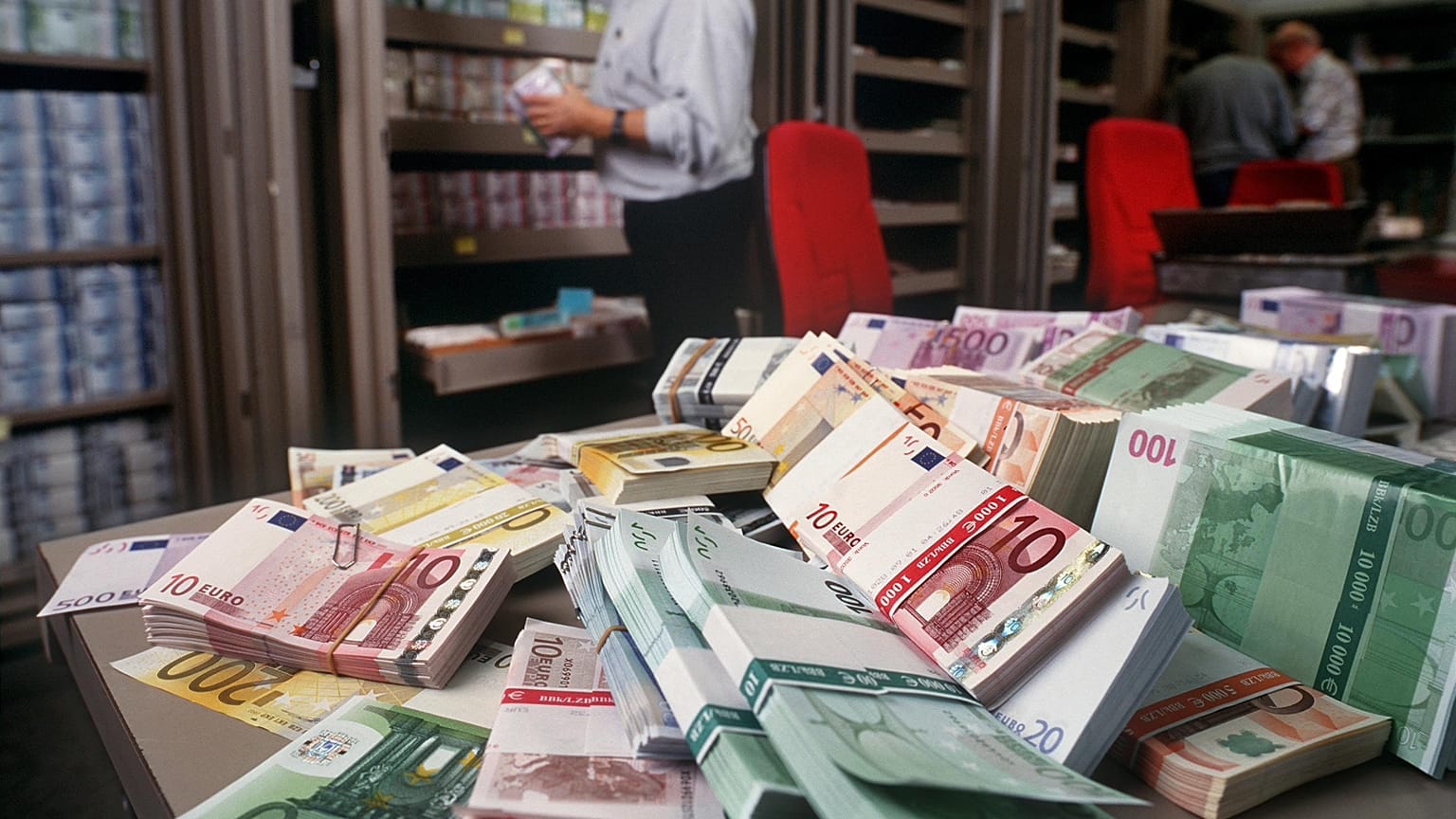 Halomban az eurós bankjegyek egy svájci váltóirodában