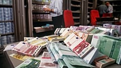 Halomban az eurós bankjegyek egy svájci váltóirodában