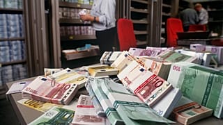 Halomban az eurós bankjegyek egy svájci váltóirodában