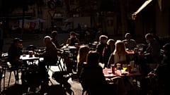 Restricciones de última hora llegan para ajustar la Navidad de los europeos con el objetivo de prevenir una tercera ola de la pandemia. 