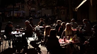 Restricciones de última hora llegan para ajustar la Navidad de los europeos con el objetivo de prevenir una tercera ola de la pandemia.