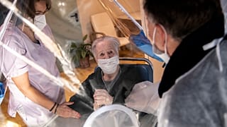 96-Jährige trifft ihren Sohn hinter Plastikschirm (San Michele Mondovi) 