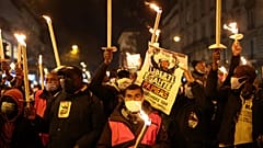 Сотни нелегальных мигрантов вышли на акцию в Париже, требуя, чтобы власти срочно урегулировали их статус