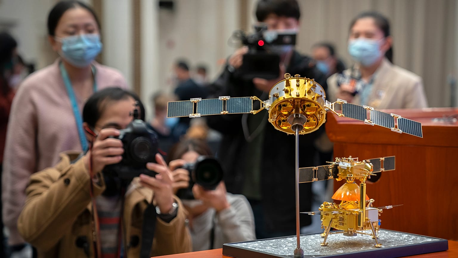 La sonda china Chang'e 5 vuelve a la Tierra con uno 'tesoro' lunar