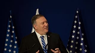 Mike Pompeo egy novemberi sajtótájékoztatón beszél