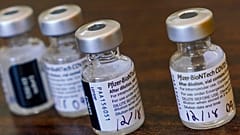 İsviçre'de sağlık otoriteleri ilk kez bir Covid-19 aşısına onay verdi. Pfizer-BioNTech'in geliştirdiği aşıdan Bern hükümeti 3 milyon doz satın alacak.