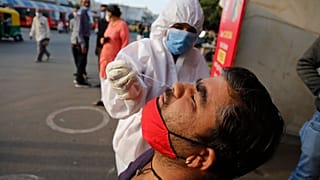 Un test nasal pour le Covid-19 effectué devant une gare à Ahmedabad, en Inde, samedi 19 décembre 2020