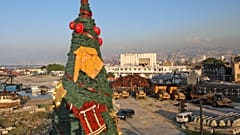 Uma árvore de Natal em Beirute decorada com fatos de bombeiros
