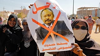 متظاهرون يطالبون رئيس الوزراء عبدالله حمدوك بالرحيل
