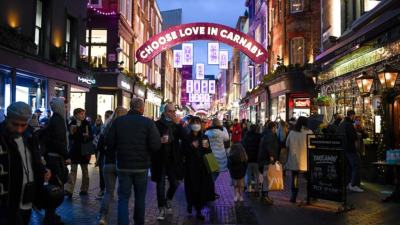 Londres amanece con duras restricciones y se queda sin Navidades