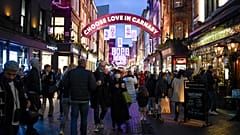 Londres amanece con duras restricciones y se queda sin Navidades