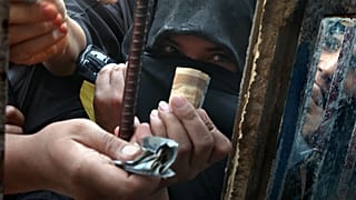 صف خرید مایحتاج ضروری در بغداد 