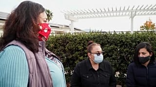 Aleida Ramírez junto a un grupo de vecinas en California