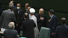 محمدباقر قالیباف، رئیس مجلس ایران در میان نمایندگان 