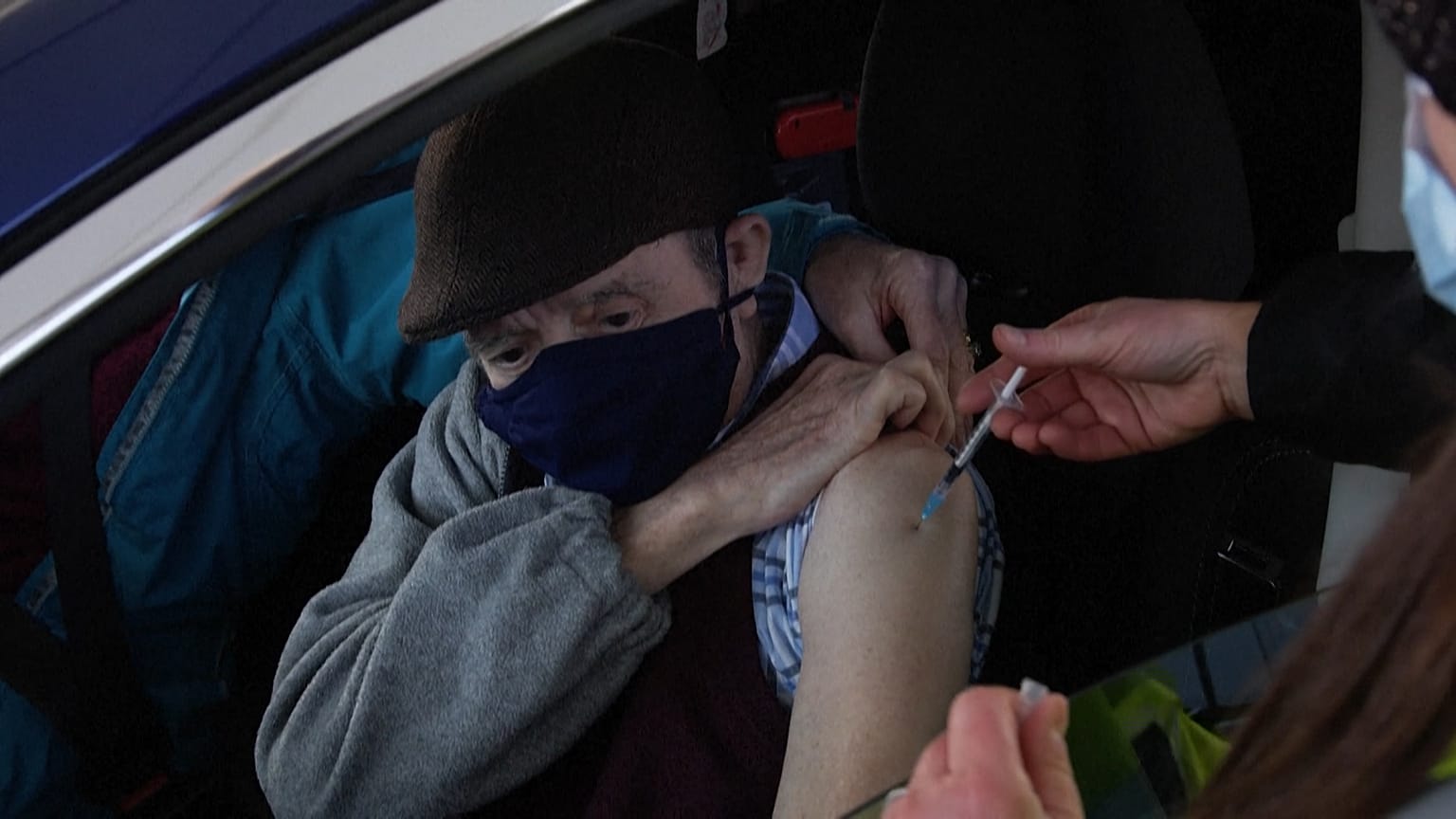 Un parking changé en centre de vaccination en Angleterre