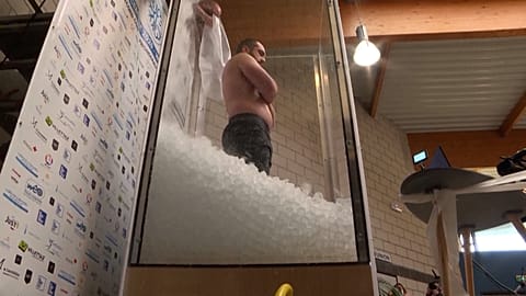 Vandendorpe in dem Behälter, in dem ihm kurz darauf die Eiswürfel bis zum Hals standen