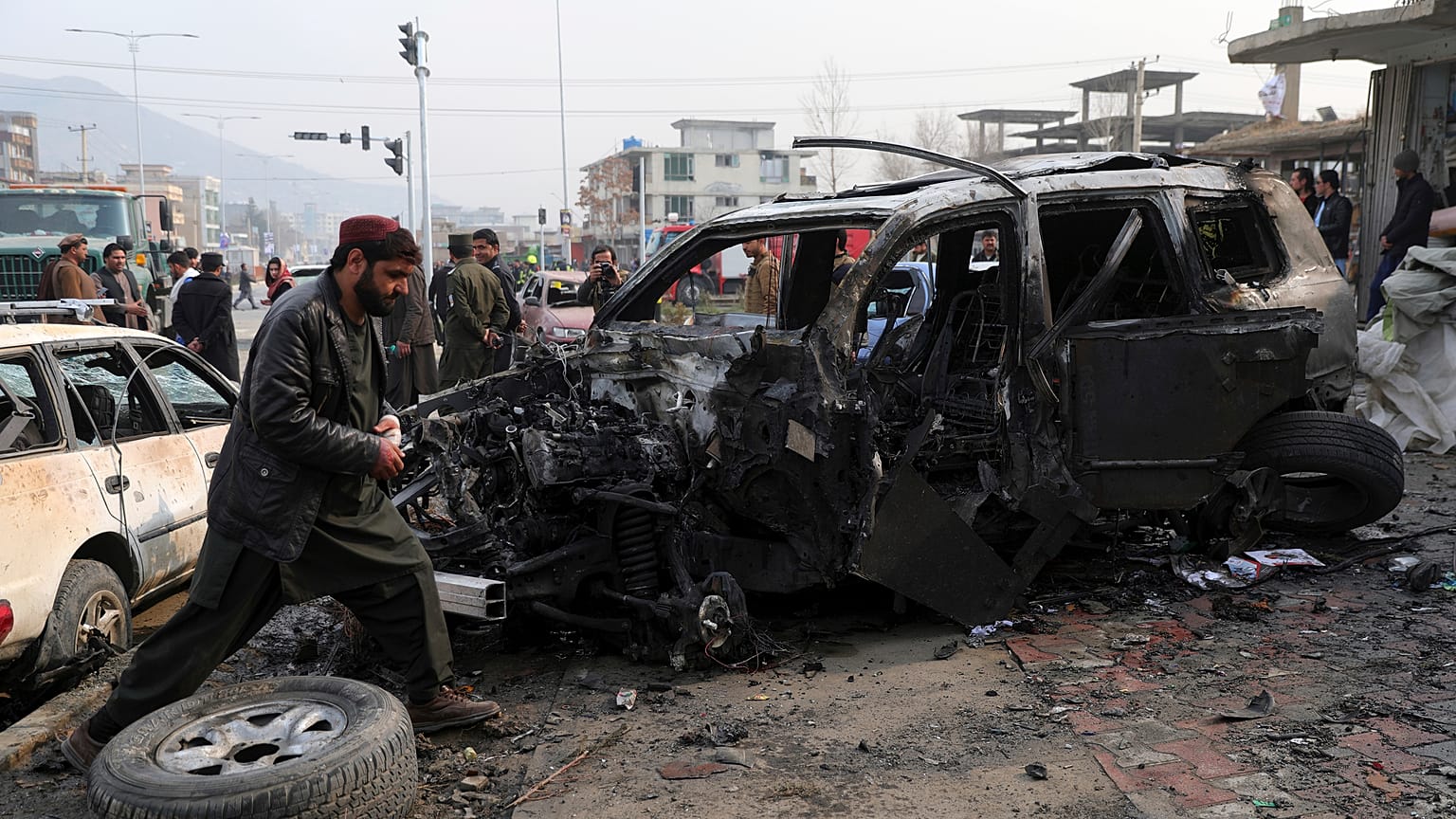 Afganistan'ın başkenti Kabil'de bir milletvekilinin konvoyunu hedef alan bombalı saldırıda çoğu sivil en az 9 kişi hayatını kaybetti