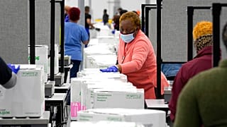 В медучреждения США начали поставлять вакцину Moderna