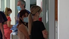Angehörige von Covid-19-Patienten in einer Klinik in Buenos Aires