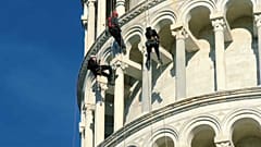 Ganz schön schief: Kunstakrobaten erklettern Turm von Pisa