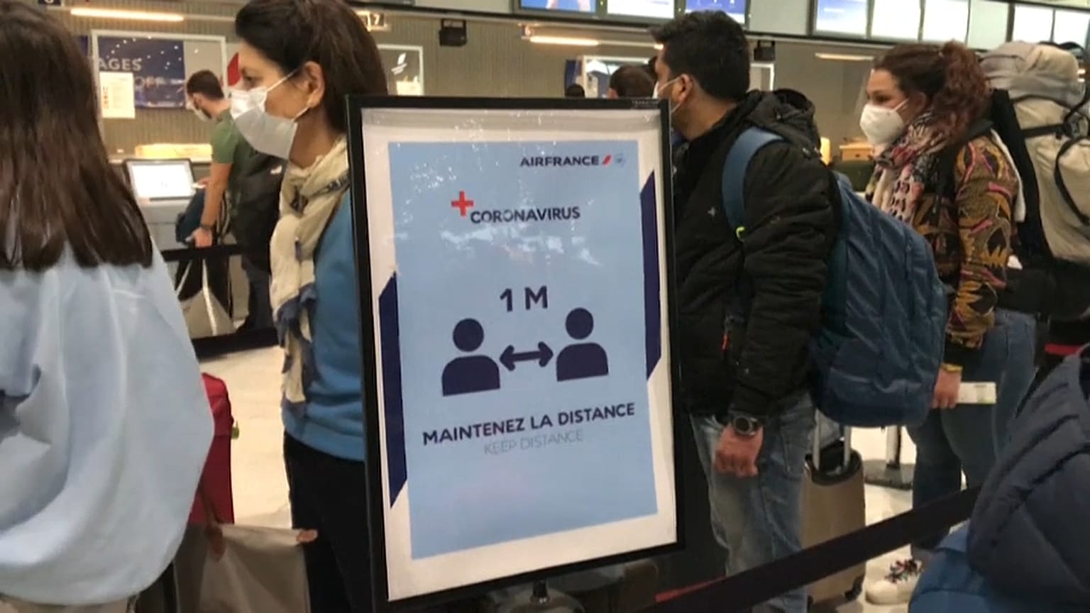 Crowds at Paris airport in Christmas run up, despite virus risks