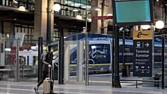 Francia está prohibiendo todos los viajes desde el Reino Unido durante 48 horas en un intento de asegurarse de que una nueva cepa del coronavirus no llegue a sus costas. 