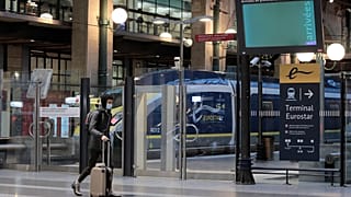 Francia está prohibiendo todos los viajes desde el Reino Unido durante 48 horas en un intento de asegurarse de que una nueva cepa del coronavirus no llegue a sus costas. 
