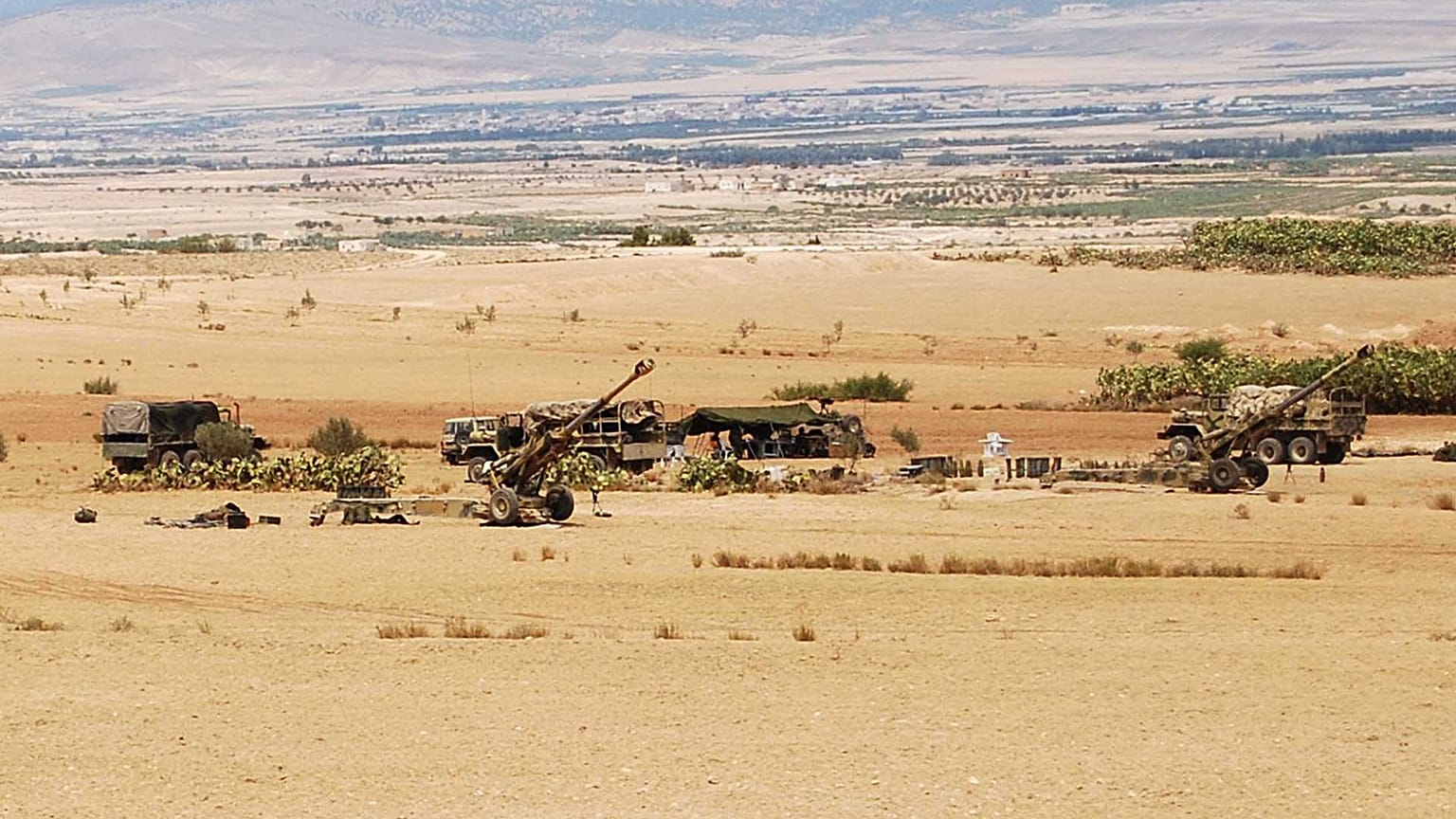 القوات التونسية تتمركز في منطقة جبل الشعانبي خلال عملية جوية وبرية ضد متشددين بالقرب من الحدود الجزائرية، 2 أغسطس 2013