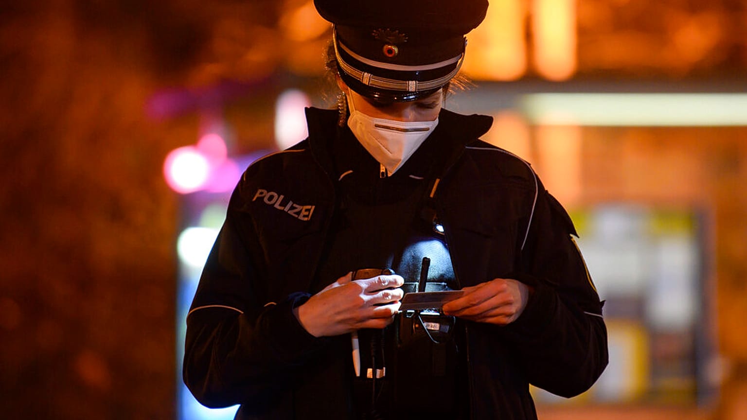Kontrollen der Ausgangssperre in Gorbitz bei Dresden