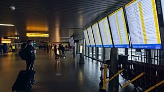 Daha hızlı yayılan koronavirüs türü nedeniyle Birleşik Krallık'a seyahat yasağı