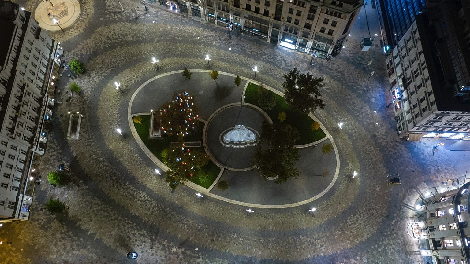 A belvárosi Vörösmarty tér a kijárási tilalom idején 2020. november 13-án este
