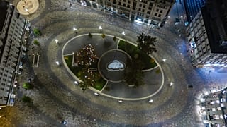 A belvárosi Vörösmarty tér a kijárási tilalom idején 2020. november 13-án este