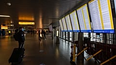 Un viajero comprueba la salida del vuelo en el aeropuerto de Schiphol, cerca de Amsterdam, Holanda, el viernes 18 de diciembre de 2020. 