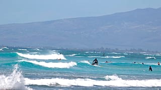 Szörfösök a hawaii-i Waikiki Beach-en 