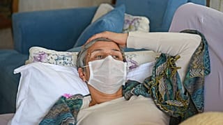 في هذه الصورة تظهر النائب الموالية للأكراد ليلى غوفن تستلقي على أريكة في منزلها في ديار بكر،، فيما تواصل إضرابها عن الطعام، 30 يناير 2019