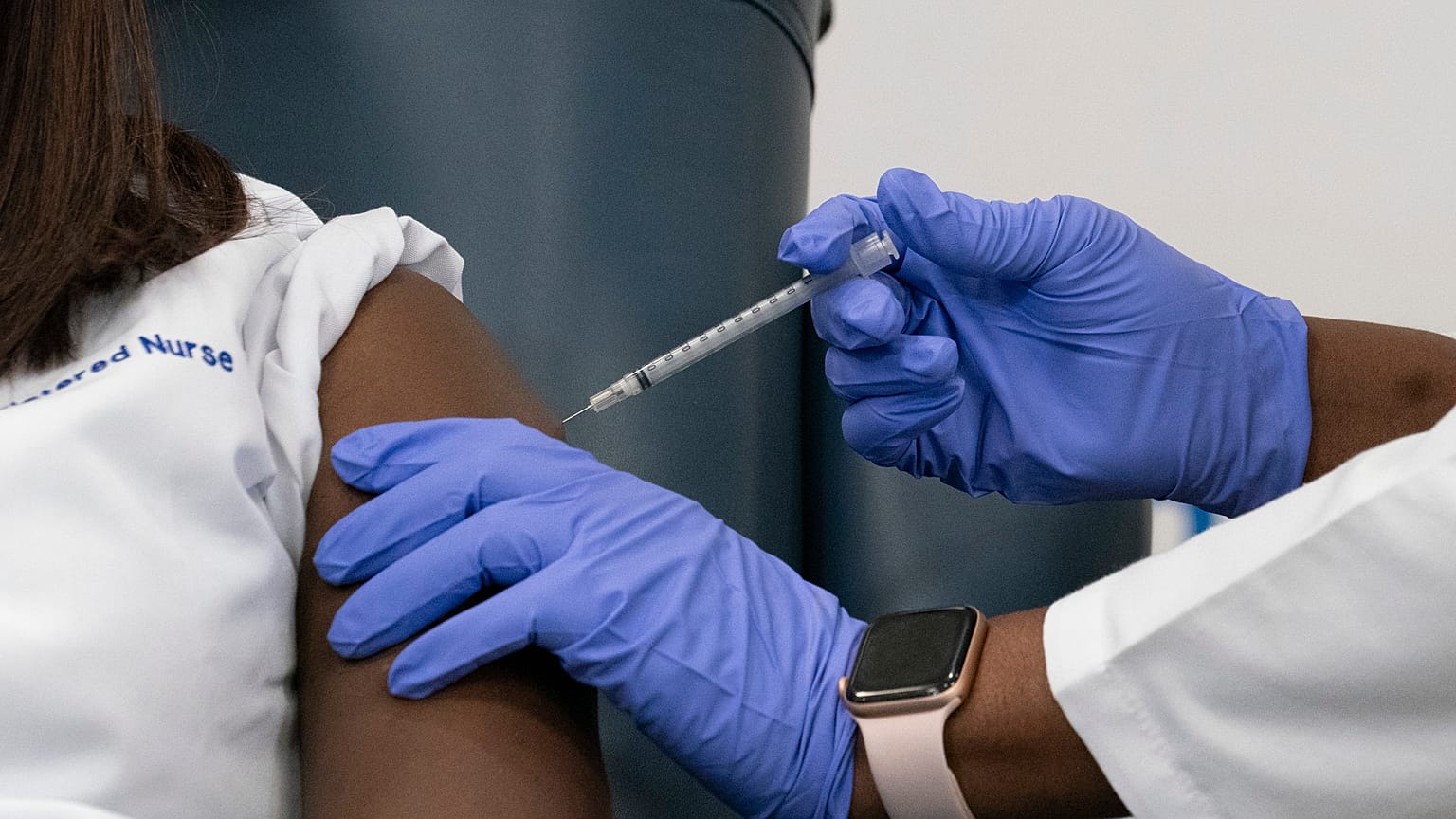 Aplicación de una vacuna de Pfizer