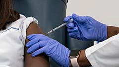 Aplicación de una vacuna de Pfizer
