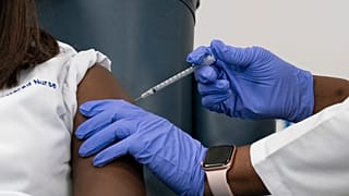 Aplicación de una vacuna de Pfizer