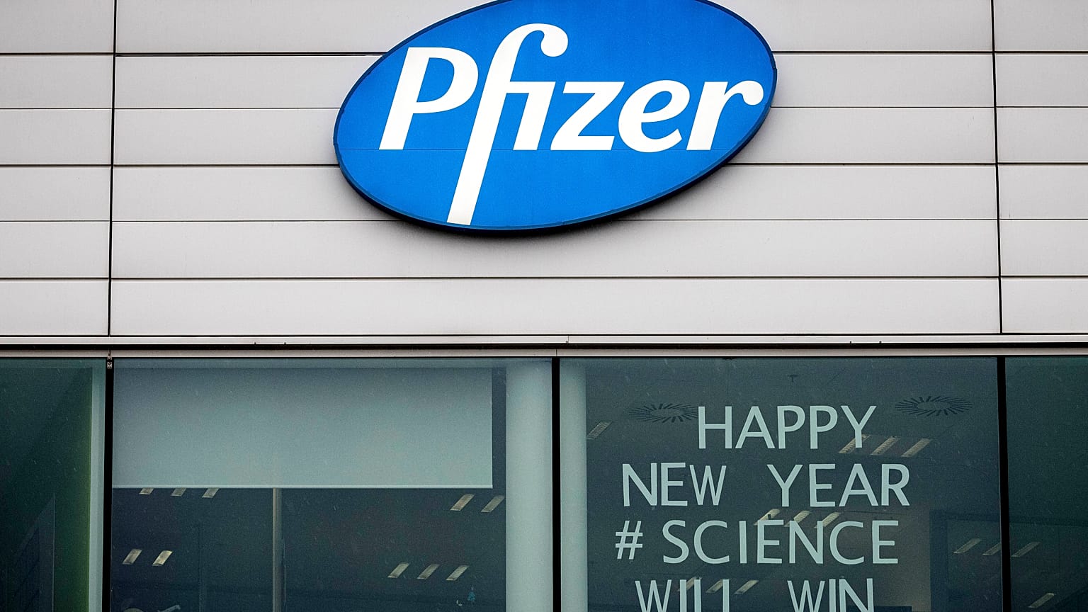 "Наука победит!" - надпись на окне штаб-квартиры Pfizer в бельгийском Пурсе