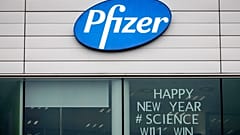 "Наука победит!" - надпись на окне штаб-квартиры Pfizer в бельгийском Пурсе