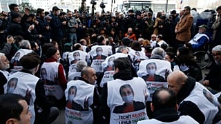 تحصن حامیان لیلا گوون به هنگام اعتصاب غذای او