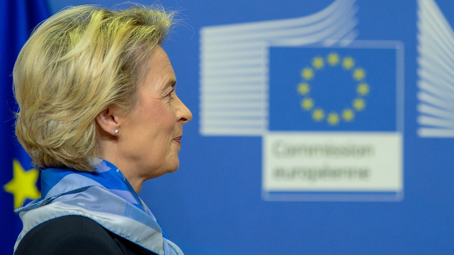 Η πρόεδρος της Κομισιόν Ούρσουλα Φον ντερ Λάιεν ανακοινώνει την έγκριση του εμβολίου της Pfizer από την Ευρωπαϊκή Επιτροπή