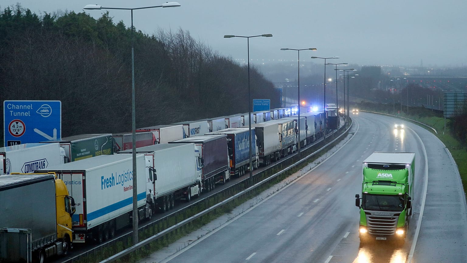 Lkws parken auf einer Autobahn nahe dem britischen Dover. Sie können nicht nach Frankreich. 
